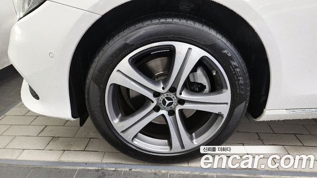 Mercedes-Benz E-Class W213 E220d Avantgarde - фото 4