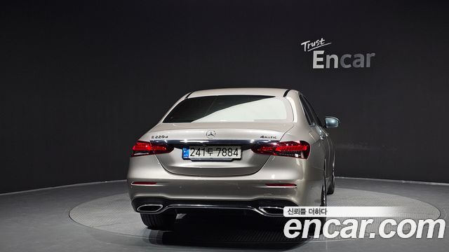 Mercedes-Benz E-Class W213 E220d 4MATIC AMG Line - фото 3