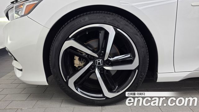 Honda Accord 10-го поколения 2.0 Turbo Sport - фото 4