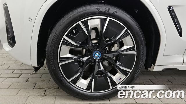 BMW iX3 M Sports - фото 4