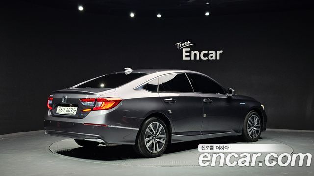 Honda Accord 10-го поколения 2.0 Hybrid Touring - фото 1