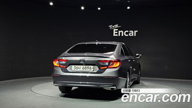 Honda Accord 10-го поколения 2.0 Hybrid Touring - фото 3