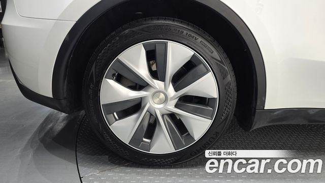 Tesla Model Y RWD - фото 4