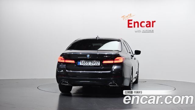 BMW 5-Series G30 520i M Sport - фото 3