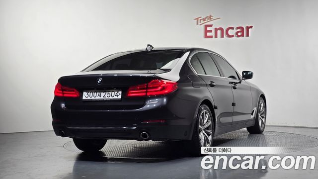 BMW 5-Series G30 520i Luxury - фото 1