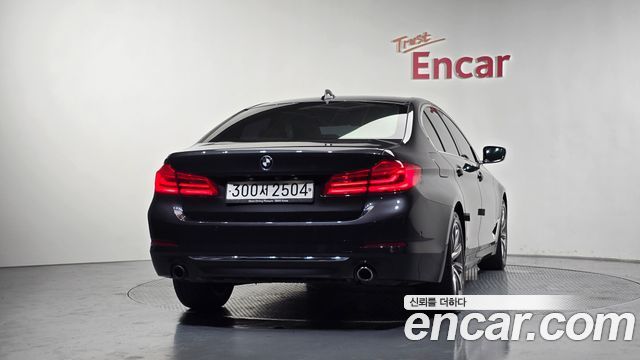 BMW 5-Series G30 520i Luxury - фото 3