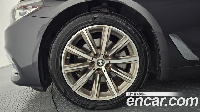 BMW 5-Series G30 520i Luxury - фото 4