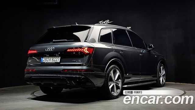 Audi Q7 55 TFSI Quattro Premium - фото 1