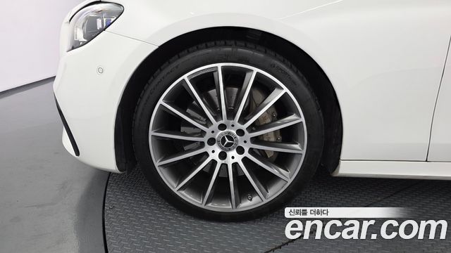 Mercedes-Benz E-Class W213 E350 4MATIC AMG Line - фото 4