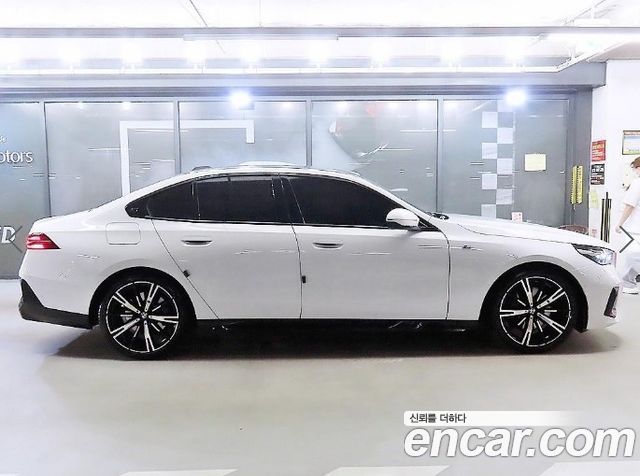 BMW 5-Series G60 530i xDrive M Sport - фото 1
