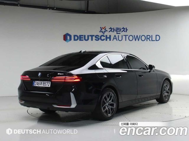 BMW 5-Series G60 520i - фото 1