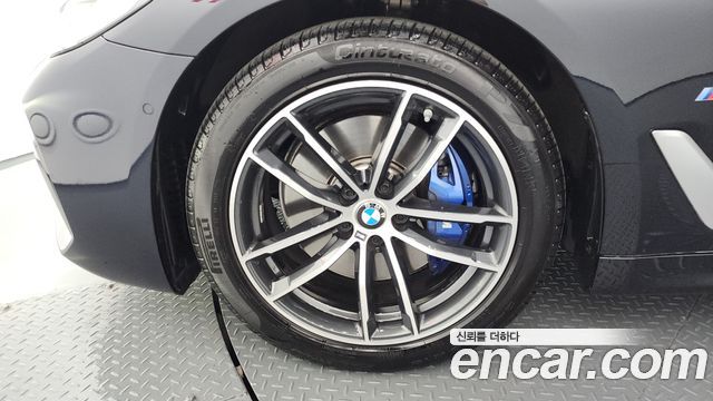 BMW 5-Series G30 523d M Sport - фото 3