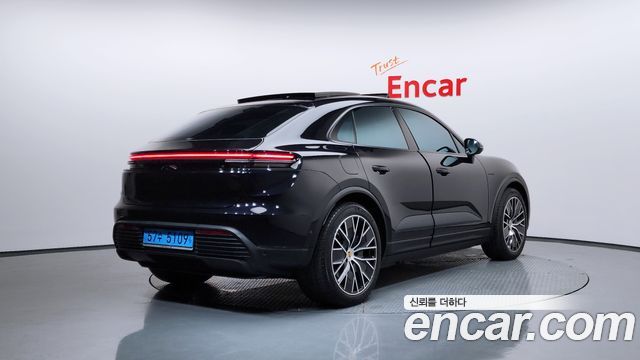 Porsche Macan EV Base 4 - фото 1