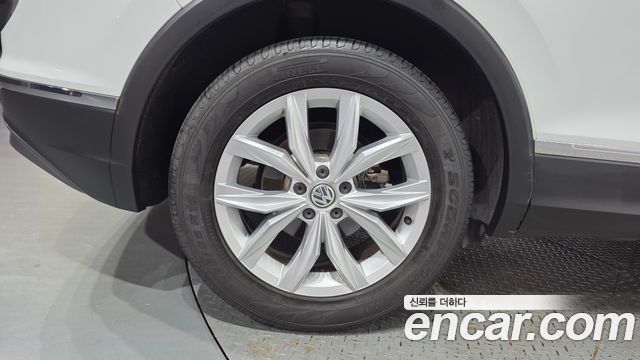 Volkswagen Tiguan 2-го поколения 2.0 TDI Premium - фото 4