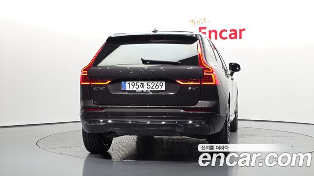 Volvo XC60 2-го поколения B6 Ultimate Bright - фото 3