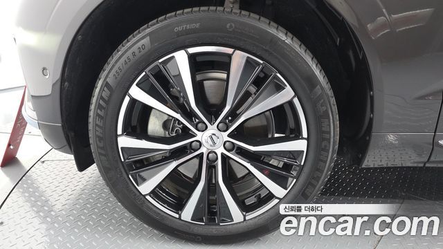 Volvo XC60 2-го поколения B6 Ultimate Bright - фото 4