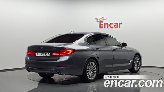 BMW 5-Series G30 520i Luxury - фото 0