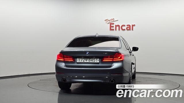 BMW 5-Series G30 520i Luxury - фото 2