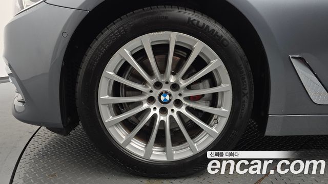 BMW 5-Series G30 520i Luxury - фото 3