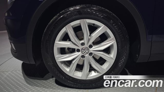 Volkswagen Tiguan 2-го поколения 2.0 TDI Premium - фото 4