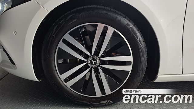Mercedes-Benz A-Class W177 A220 Hatchback - фото 4