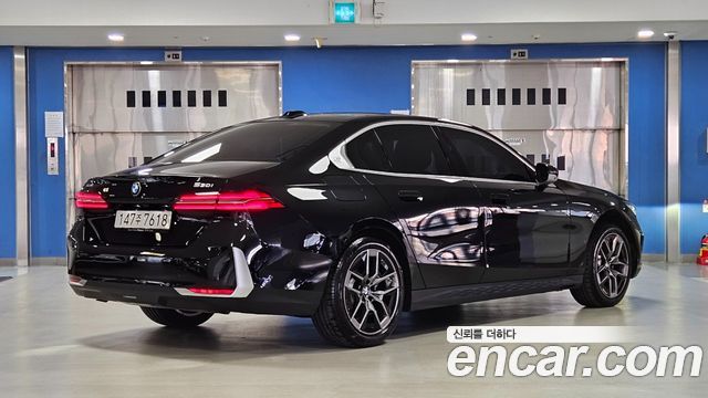 BMW 5-Series G60 530i xDrive - фото 1