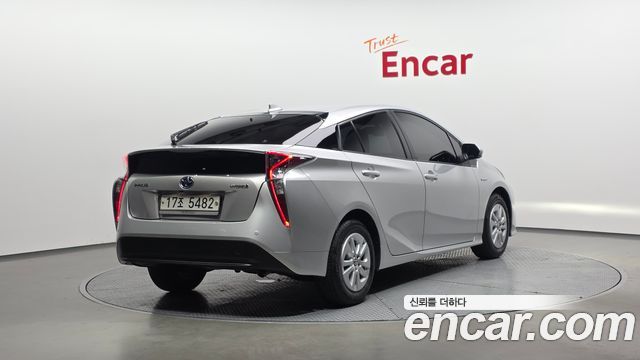 Toyota Prius 4-го поколения 1.8 E - фото 1