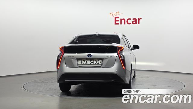 Toyota Prius 4-го поколения 1.8 E - фото 3