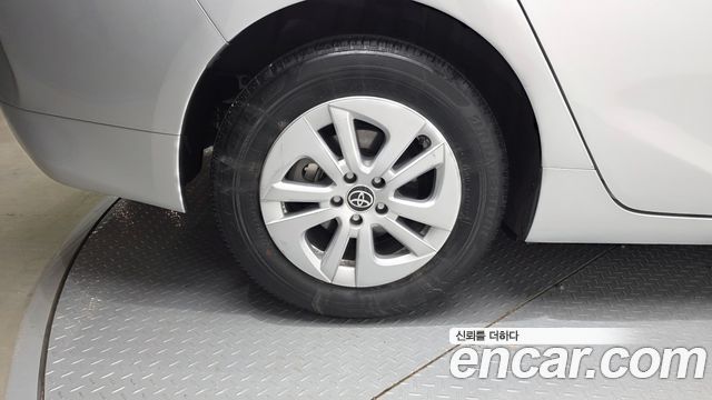 Toyota Prius 4-го поколения 1.8 E - фото 4