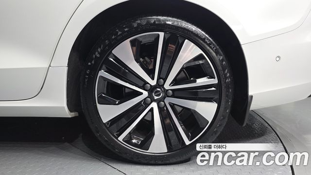 Volvo S60 3-го поколения B5 Ultimate Bright - фото 4