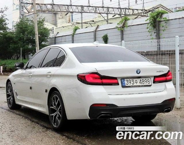 BMW 5-Series G30 530e M Sport - фото 1