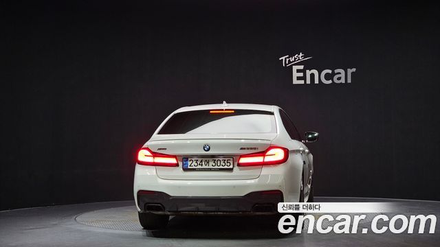 BMW 5-Series G30 M550i xDrive - фото 3