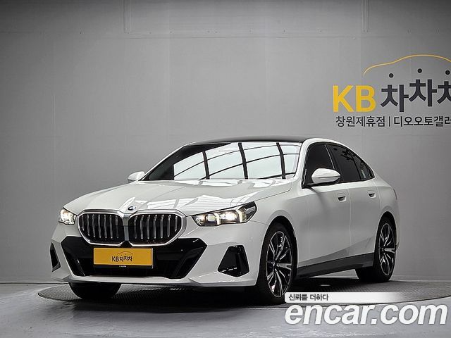 BMW 5-Series G60 530i xDrive M Sport - фото 0