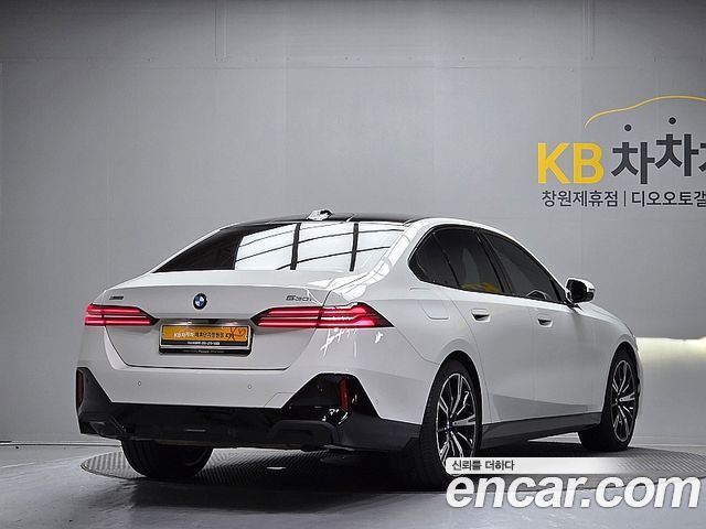BMW 5-Series G60 530i xDrive M Sport - фото 1