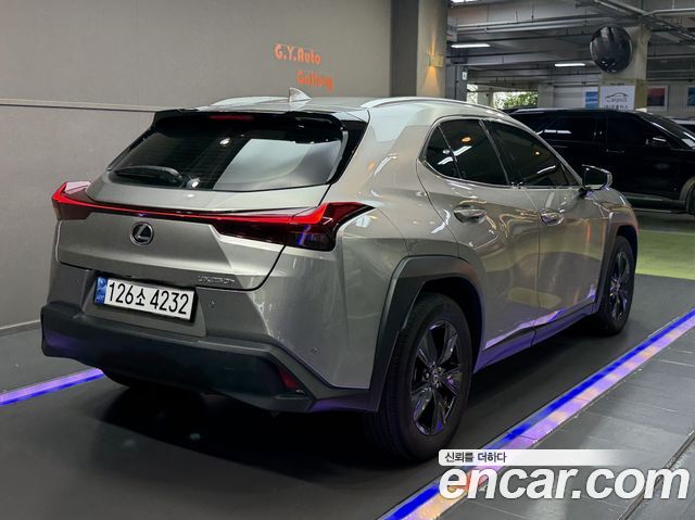 Lexus UX 2.0 2WD - фото 2
