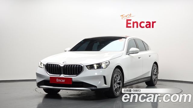 BMW 5-Series G60 520i - фото 0