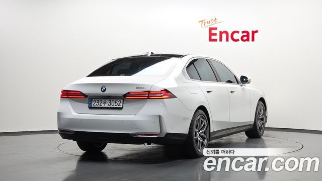 BMW 5-Series G60 520i - фото 1