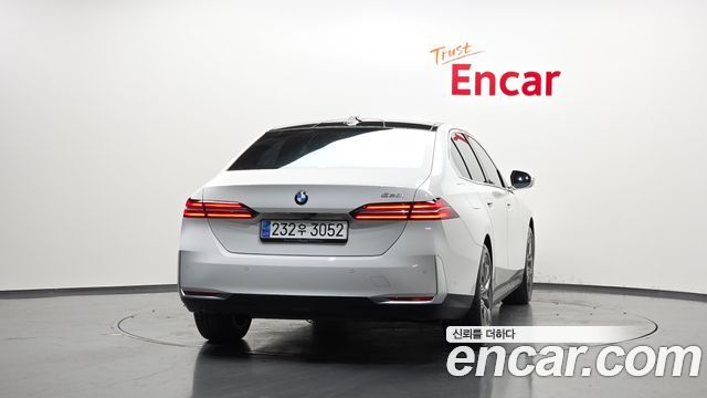 BMW 5-Series G60 520i - фото 3