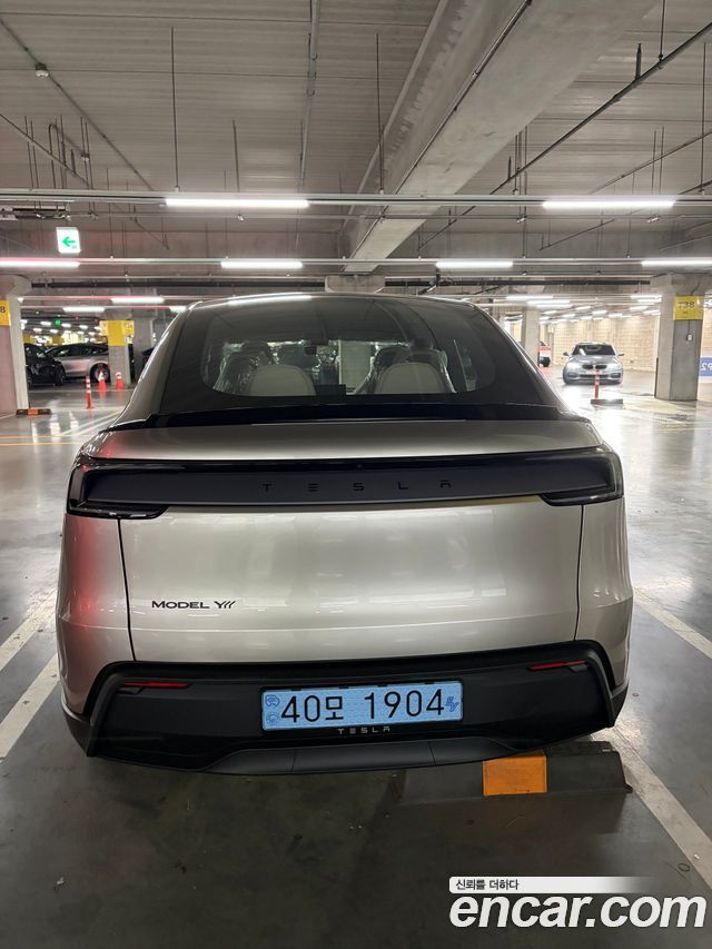 Tesla Model Y L Long Range AWD - фото 1