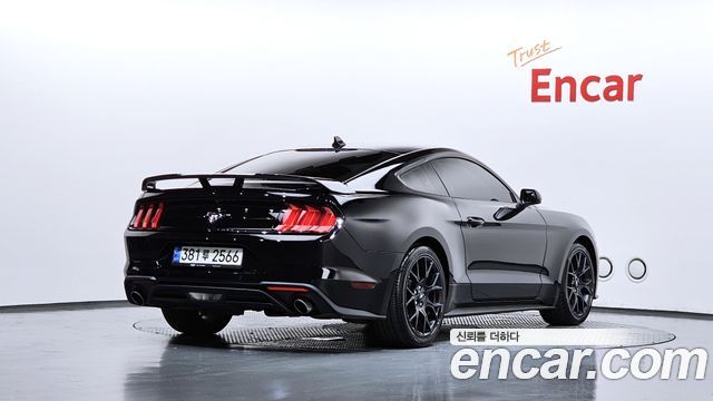 Ford Mustang Coupe - фото 1