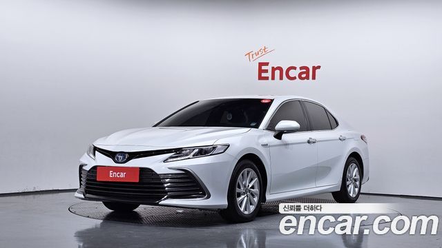 Toyota Camry XV70 2.5 LE Hybrid - фото 0