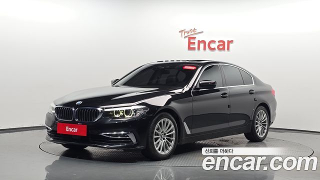 BMW 5-Series G30 520i Luxury - фото 0