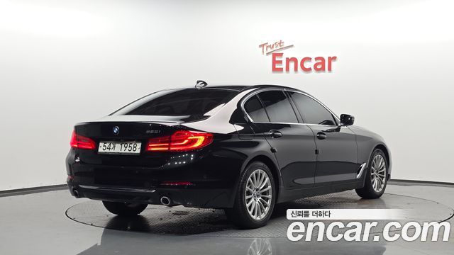 BMW 5-Series G30 520i Luxury - фото 1