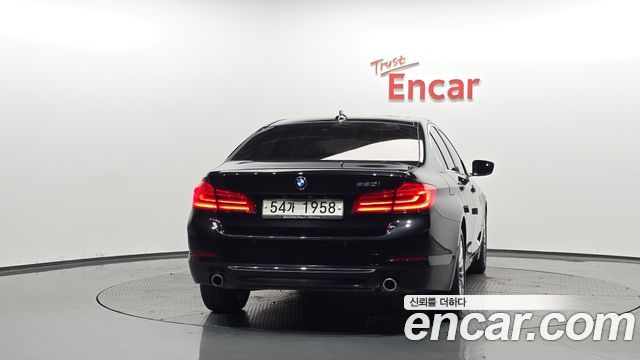 BMW 5-Series G30 520i Luxury - фото 3