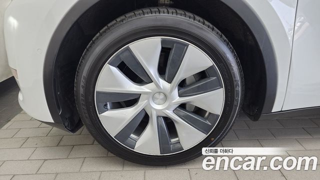 Tesla Model Y Long Range AWD - фото 4