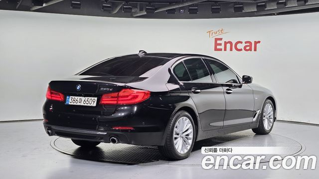 BMW 5-Series G30 520d Luxury Special Edition - фото 1