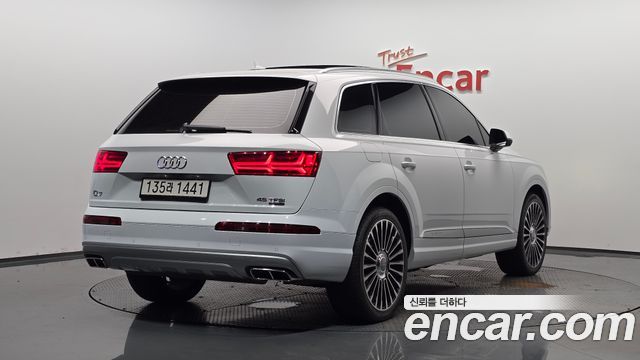 Audi Q7 45 TFSI Quattro - фото 0