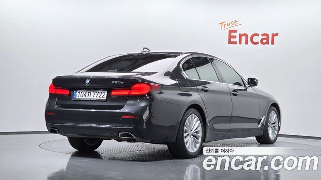 BMW 5-Series G30 530e Luxury - фото 0