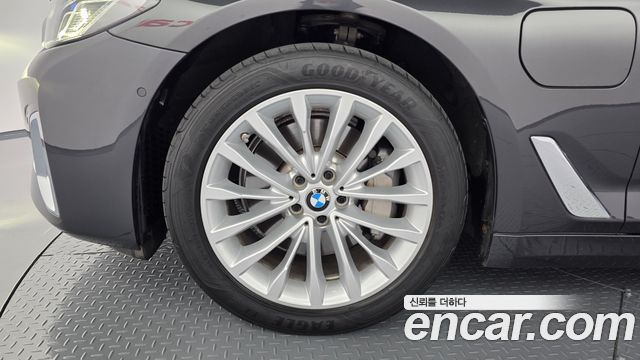 BMW 5-Series G30 530e Luxury - фото 3
