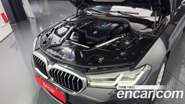 BMW 5-Series G30 530e Luxury - фото 4
